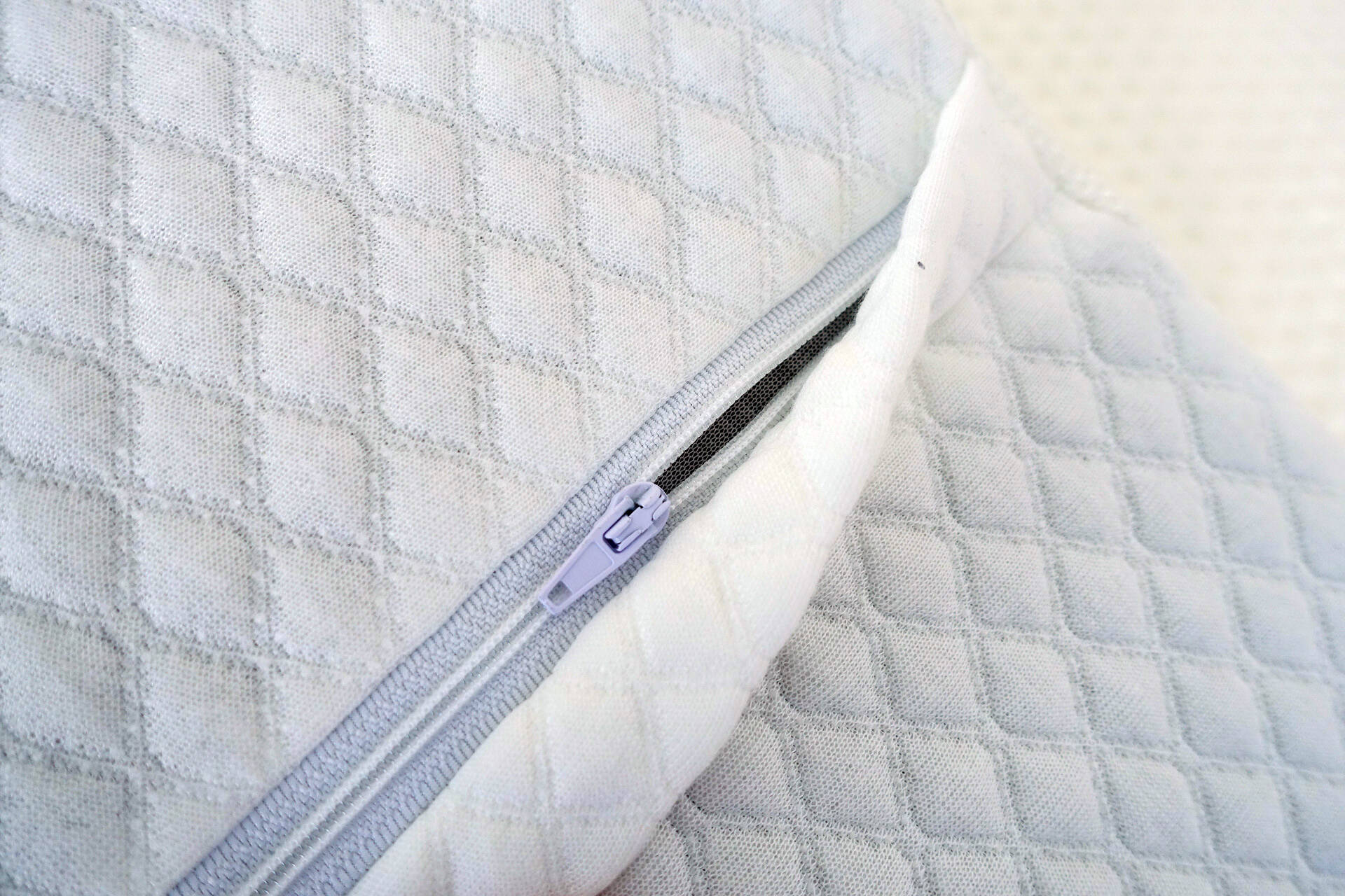 Groove pillow zipper